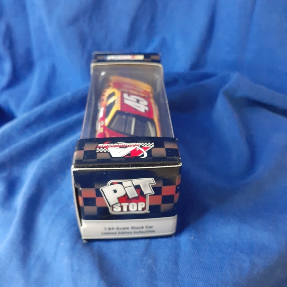💯RARE Nascar 2007 #45 Wells Fargo Car Kyle Petty 1:64 Pit Stop $12.50 🇨🇦 Ship - Picture 4 of 16